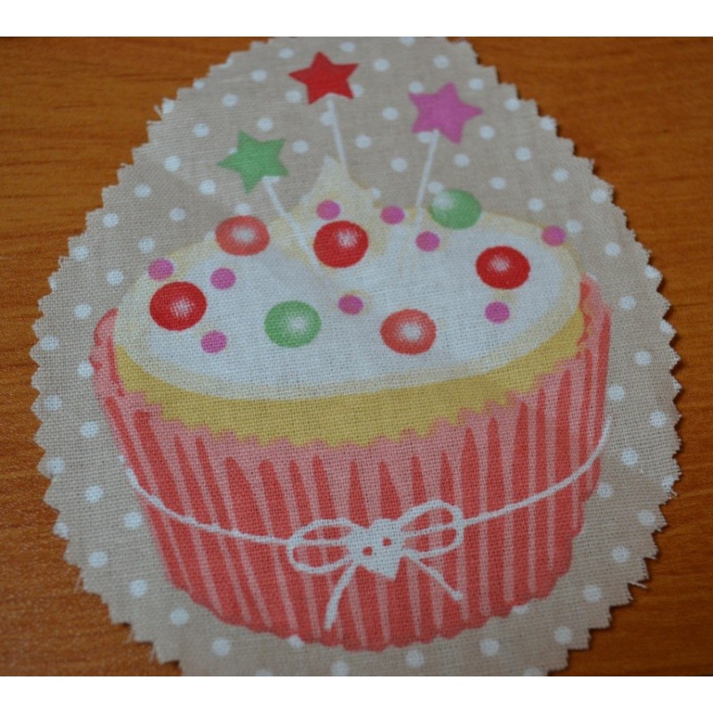 Appliqué motif Cupcakes fond étoile, tissu coton (pièce motif à appliquer par piqure, non adhésif) Appliqué motif Cupcakes fond étoile, tissu coton (pièce motif à appliquer par piqure, non adhésif)