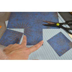 Papier Scrap Double  30x30 cm Bo Bunny Collection :  Flocons dorés à relief & rayures, 1 feuille avec imprimé RectoVerso
