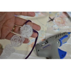 Ruban  de Roses à motifs couleur Fushia et noir sur tule blanc vendu par 25 cm (Utilisation : couture, Bracelet,décoration...)
