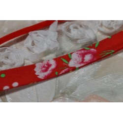 Ruban  de Roses  couleur Blanc  sur tule blanc vendu par 25 cm (Utilisation : couture, Bracelet,décoration...)