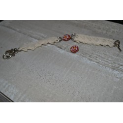 Perles en verre forme longue fleuries fond rouge Peintes à la main (sachet : 2 pièces)