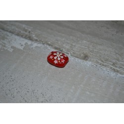 Perles en verre forme carrée plate fleuries fond rouge Peintes à la main (sachet : 2 pièces)