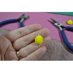 Perles très fines, forme bouton de Fleur dalhias, en résine, 15x8 mm, la taille du trou 1,5 mm,  lot de 2, couleur jaune