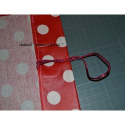 Tissu coton Enduit  pois blancs fond rouge   Coupon 1 m x 0.82 cm