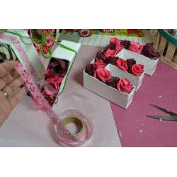 Ruban tissu adhésif Masking Tape  Fabric tape fond rouge petites fleurs blanches