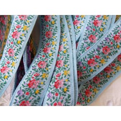 Ruban Galon brodé Vintage "Petites fleurs" fond bleu (1975-1980) vendu par 50 cm  Collection "Dans mon Grenier, il y a.."