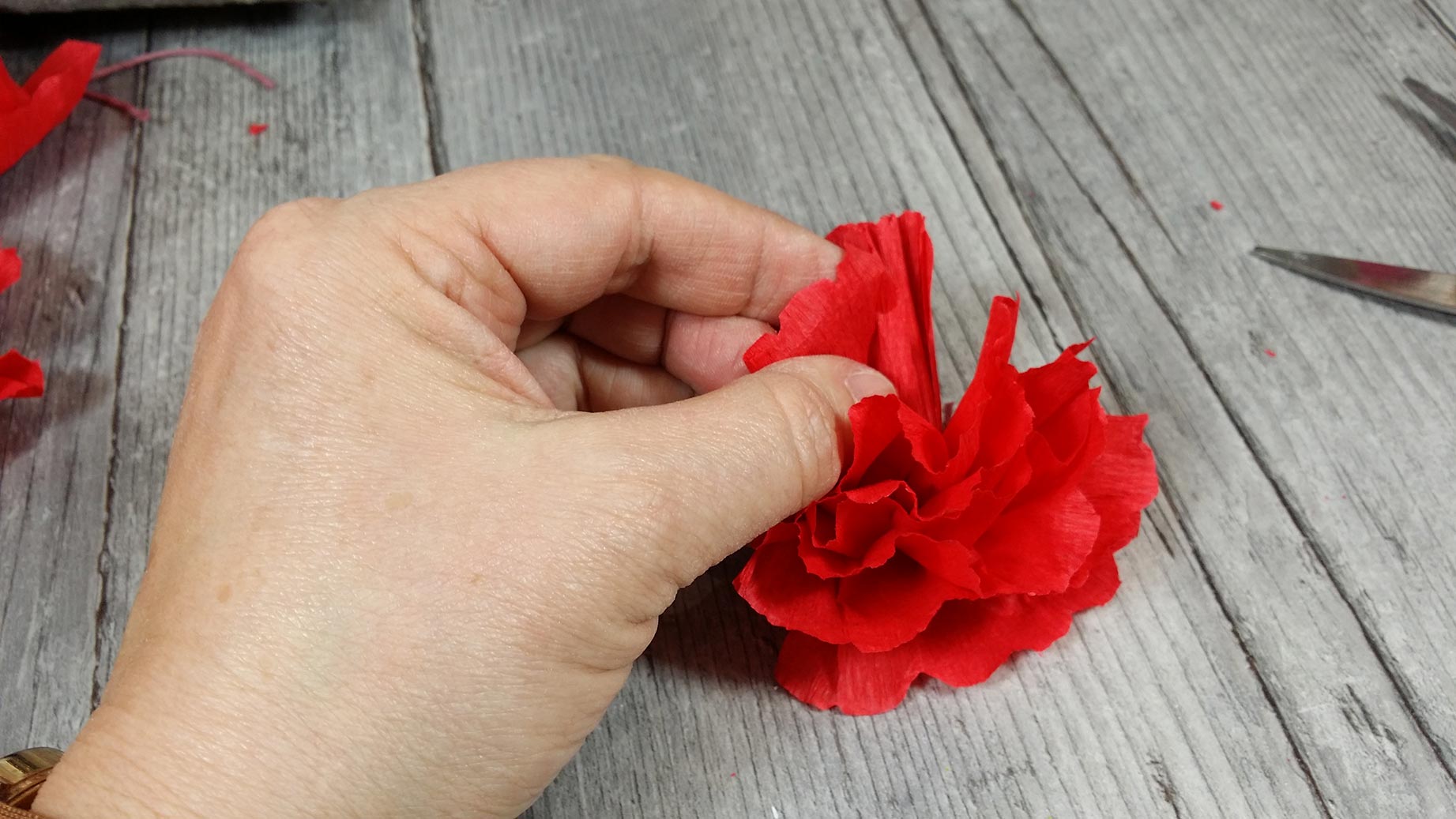Atelier HOME DECO - FESTIF : Fabriquer un COEUR DECO rempli de Fleurs  Rouges en papier pour la ST VALENTIN - DIY, TUTORIEL